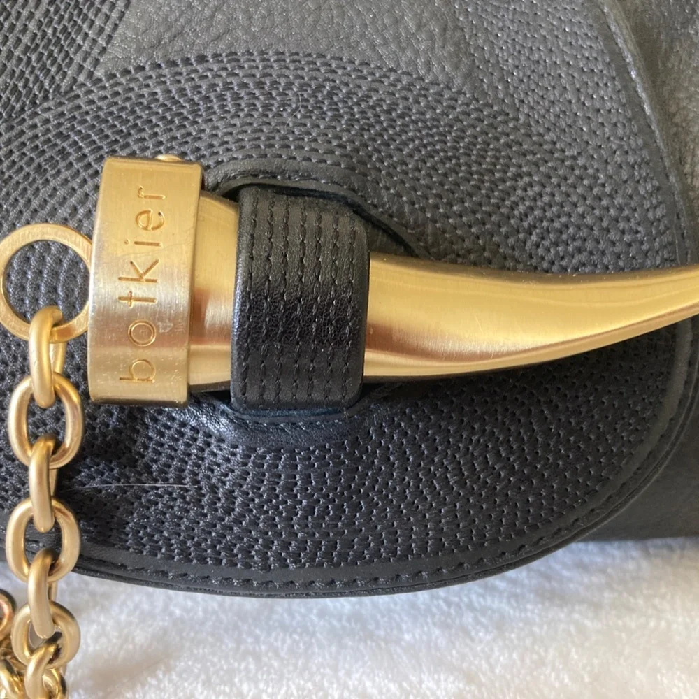 Elegant Black Leather Shoulder Bag with Gold Accents - Picture 3 of 14